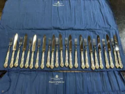 Service de 12 couteaux et 12 fourchettes à fruits Mappin and Webb