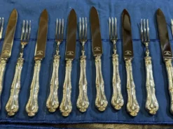 Service de 12 couteaux et 12 fourchettes à fruits Mappin and Webb