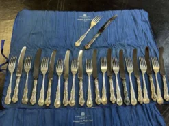 Service de 12 couteaux et 12 fourchettes Mappin and Webb en métal argenté