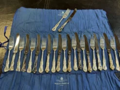 Service de 12 couteaux et 12 fourchettes Mappin and Webb en métal argenté