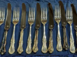 Service de 12 couteaux et 12 fourchettes Mappin and Webb en métal argenté