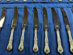 Service de 12 couteaux et 12 fourchettes à dessert Mappin and Webb