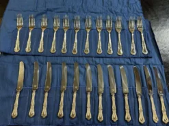 Service de 12 couteaux et 12 fourchettes à dessert Mappin and Webb