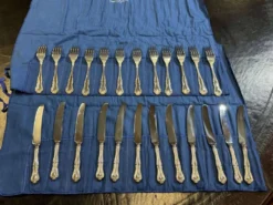 Service de 12 couteaux et 12 fourchettes à dessert Mappin and Webb