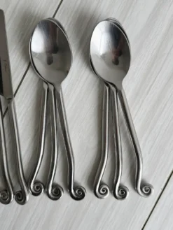 Service de 18 couverts en métal brillant