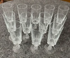 Service de divers à pied en verre détaillé–vintage
