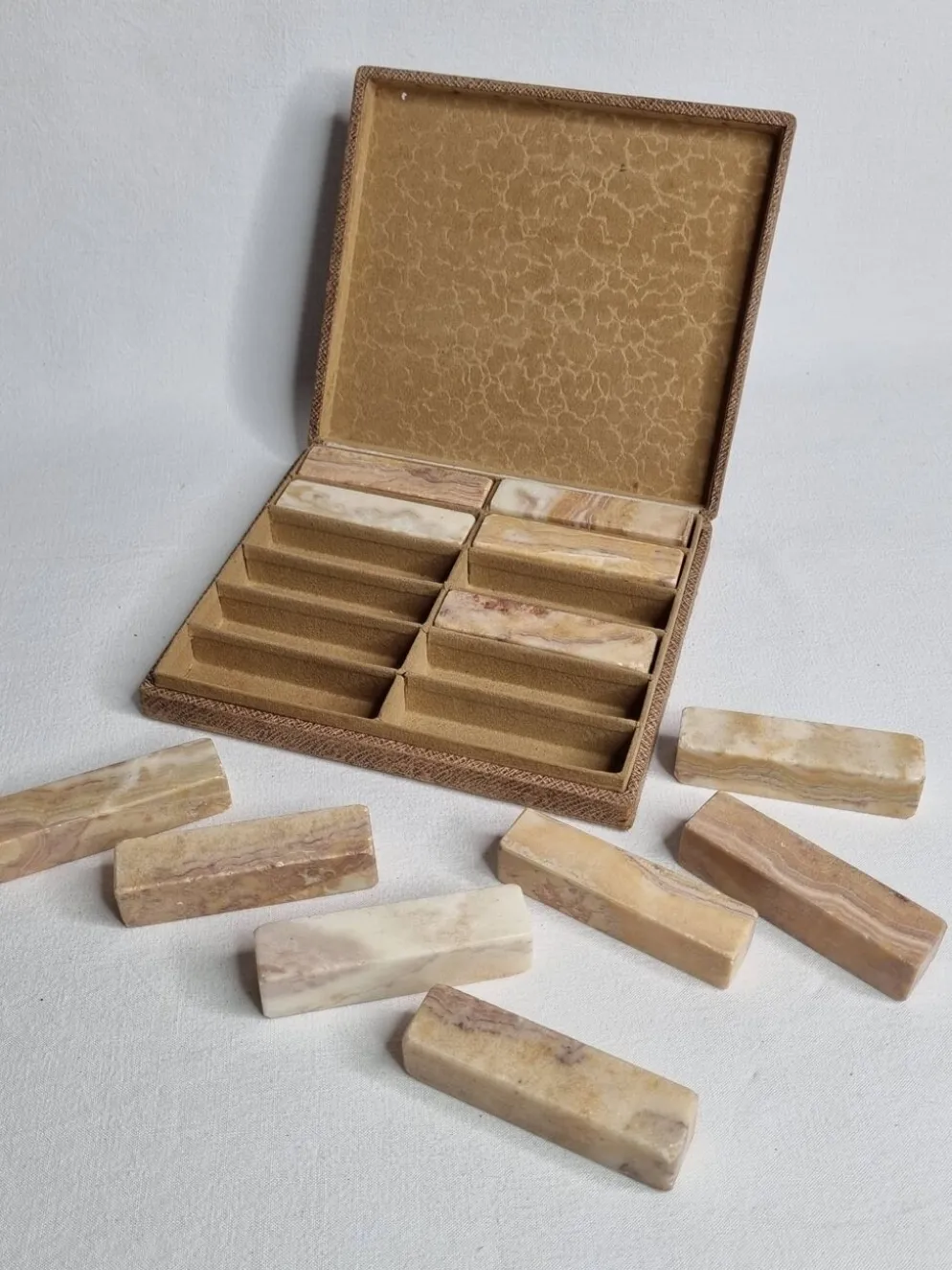Service de 12 porte-couteaux en onyx veiné, coffret d'origine années 70
