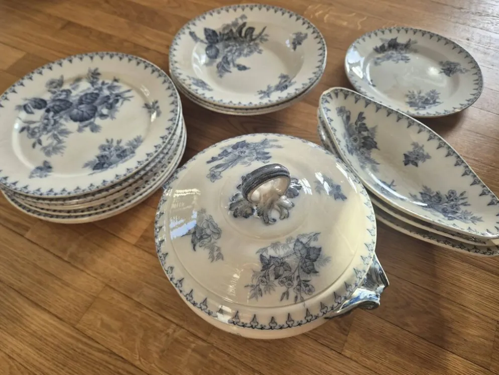 Service de table ancien Sarreguemines U&C Flore – 17 pièces