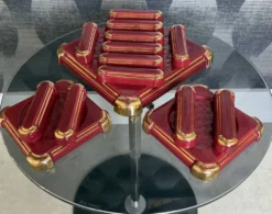 Service de table Art Déco en faïence émaillée bordeaux et or – Complet