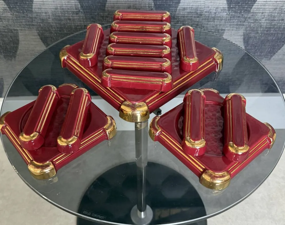 Service de table Art Déco en faïence émaillée bordeaux et or – Complet