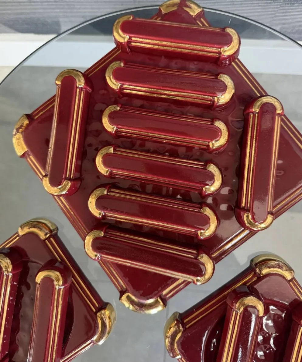 Service de table Art Déco en faïence émaillée bordeaux et or – Complet