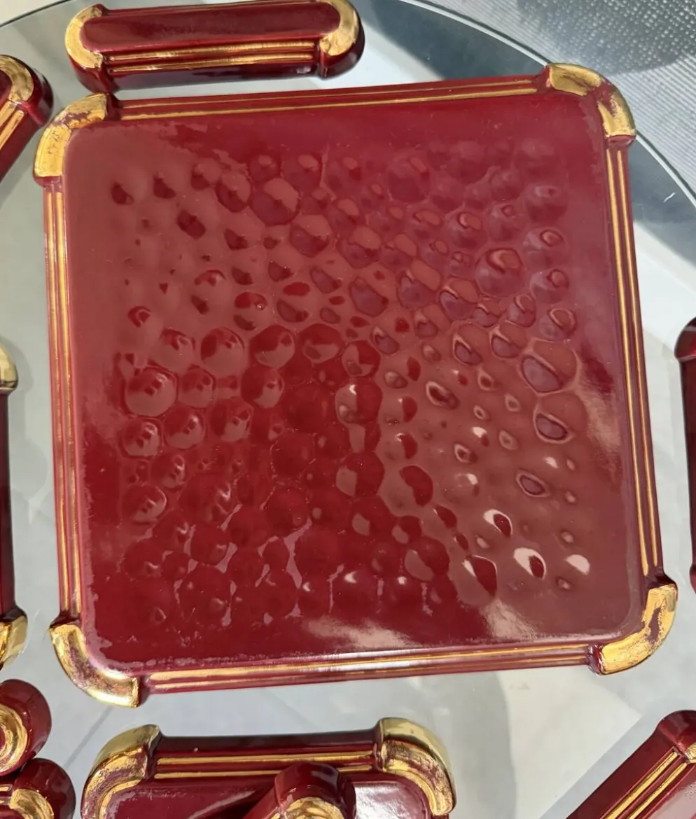 Service de table Art Déco en faïence émaillée bordeaux et or – Complet
