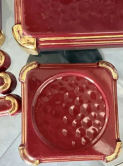 Service de table Art Déco en faïence émaillée bordeaux et or – Complet
