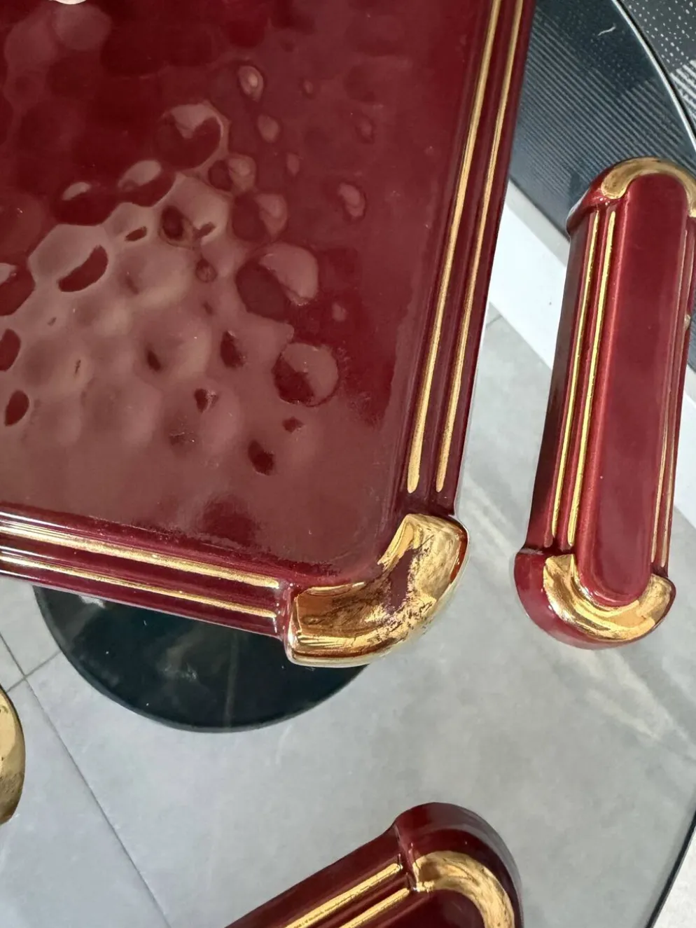 Service de table Art Déco en faïence émaillée bordeaux et or – Complet