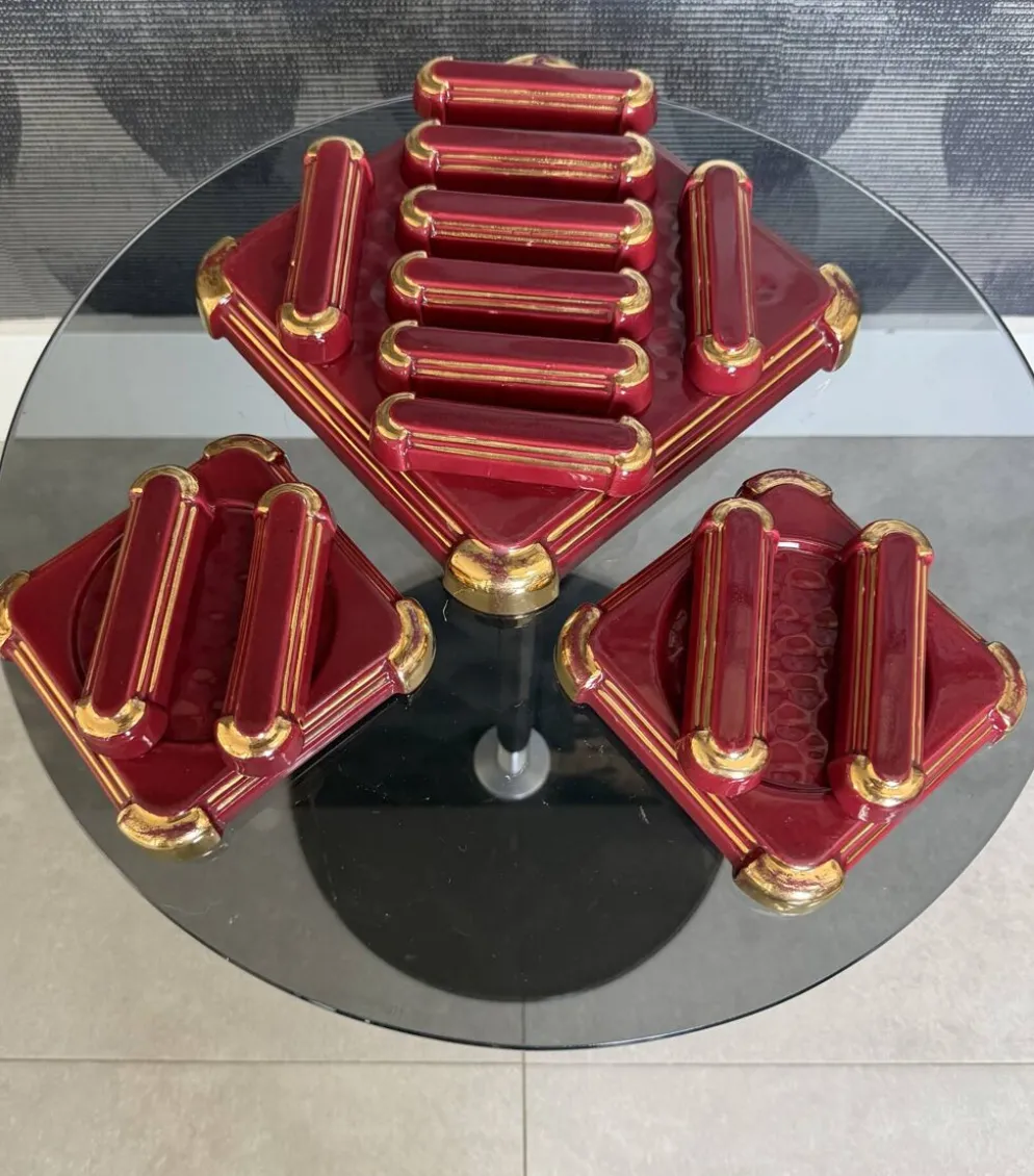Service de table Art Déco en faïence émaillée bordeaux et or – Complet