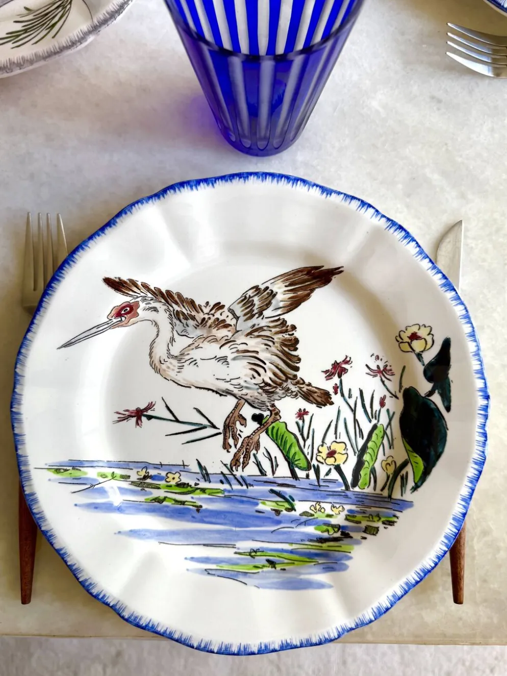 Service de table assiettes et plats Gien modèle grands oiseaux