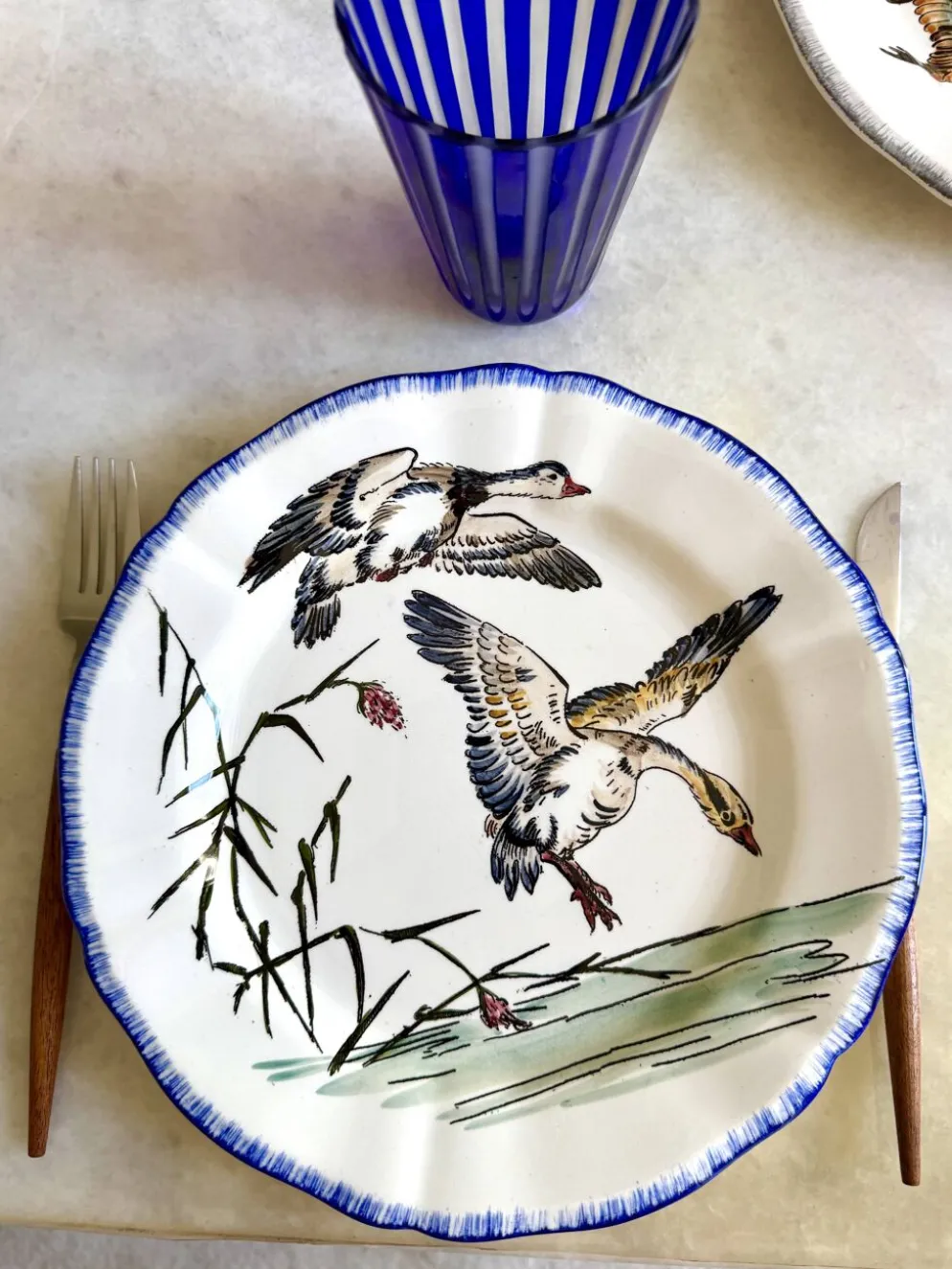 Service de table assiettes et plats Gien modèle grands oiseaux