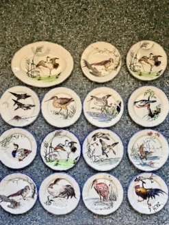 Service de table assiettes et plats Gien modèle grands oiseaux