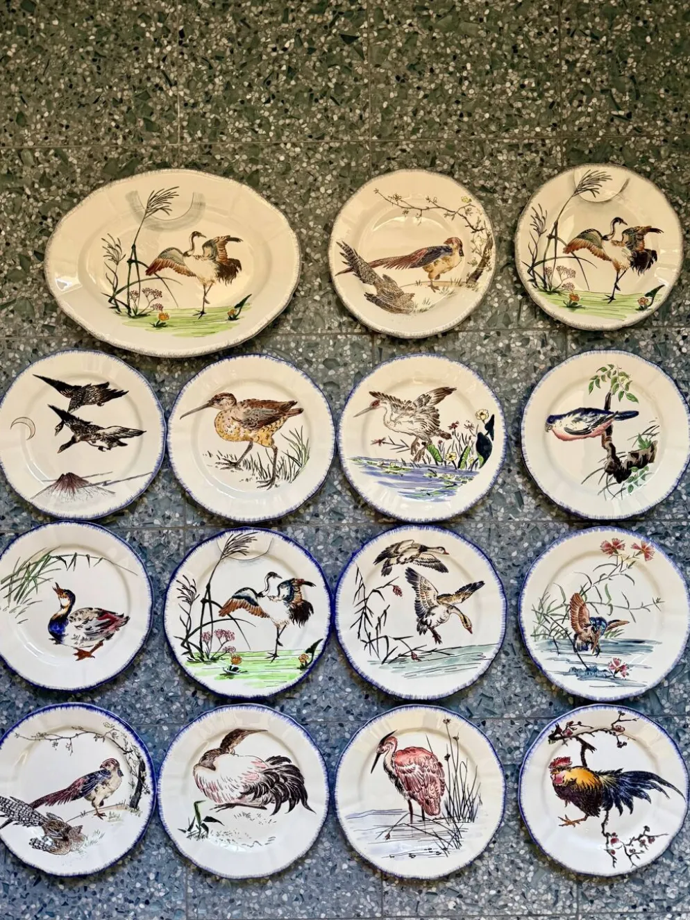 Service de table assiettes et plats Gien modèle grands oiseaux
