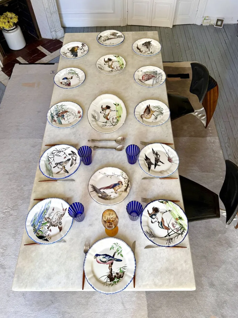 Service de table assiettes et plats Gien modèle grands oiseaux
