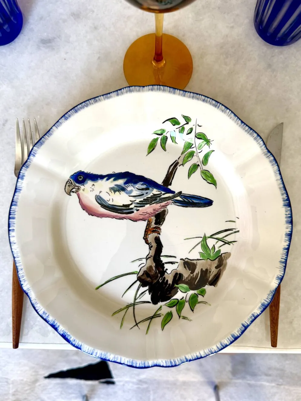 Service de table assiettes et plats Gien modèle grands oiseaux