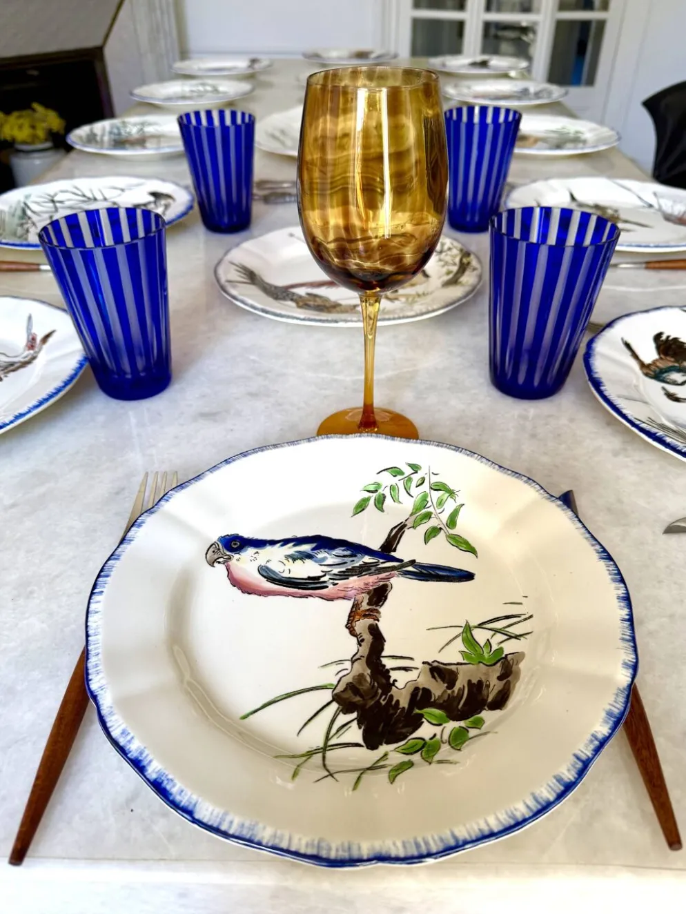 Service de table assiettes et plats Gien modèle grands oiseaux