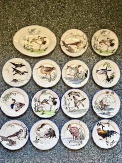 Service de table assiettes et plats Gien modèle grands oiseaux
