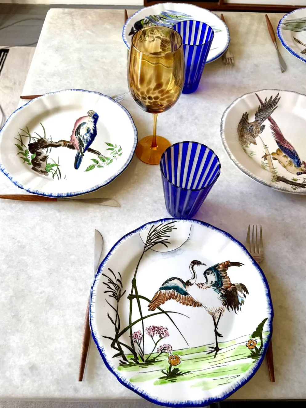 Service de table assiettes et plats Gien modèle grands oiseaux