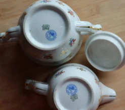 Service de table en porcelaine de Limoges Raynaud - Décor fleuri & or