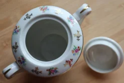 Service de table en porcelaine de Limoges Raynaud - Décor fleuri & or