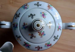 Service de table en porcelaine de Limoges Raynaud - Décor fleuri & or