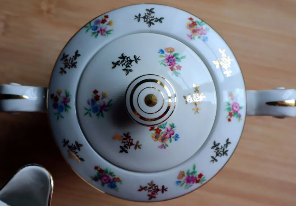 Service de table en porcelaine de Limoges Raynaud - Décor fleuri & or