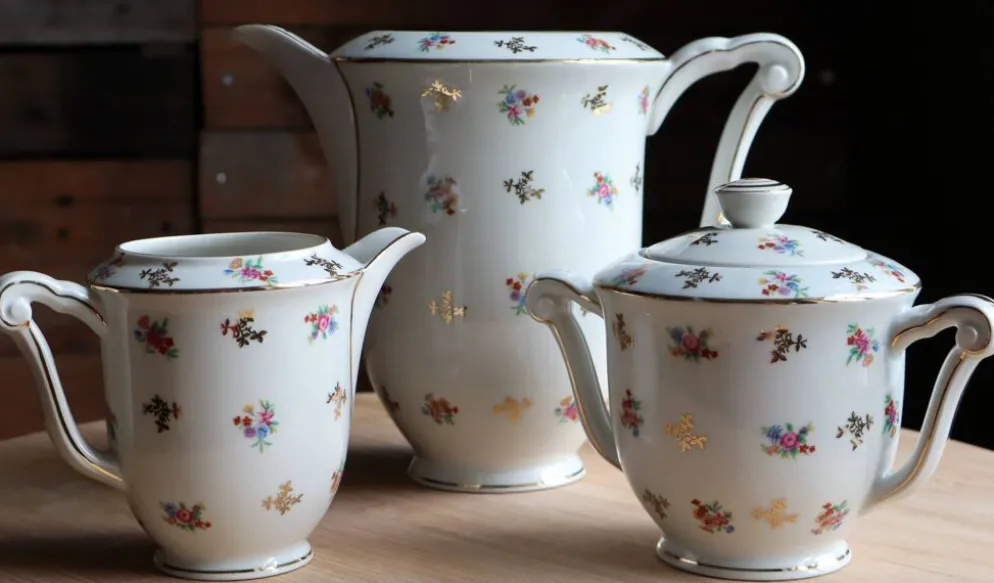 Service de table en porcelaine de Limoges Raynaud - Décor fleuri & or
