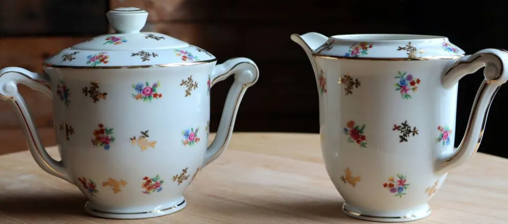 Service de table en porcelaine de Limoges Raynaud - Décor fleuri & or