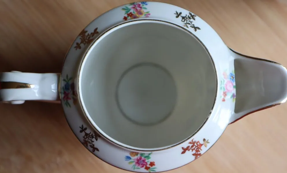 Service de table en porcelaine de Limoges Raynaud - Décor fleuri & or