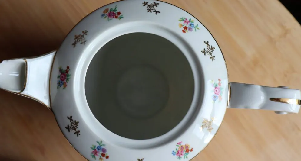 Service de table en porcelaine de Limoges Raynaud - Décor fleuri & or