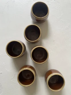 Service de 6 tasses a café en céramique artisanale émaillée brun ambré 1970