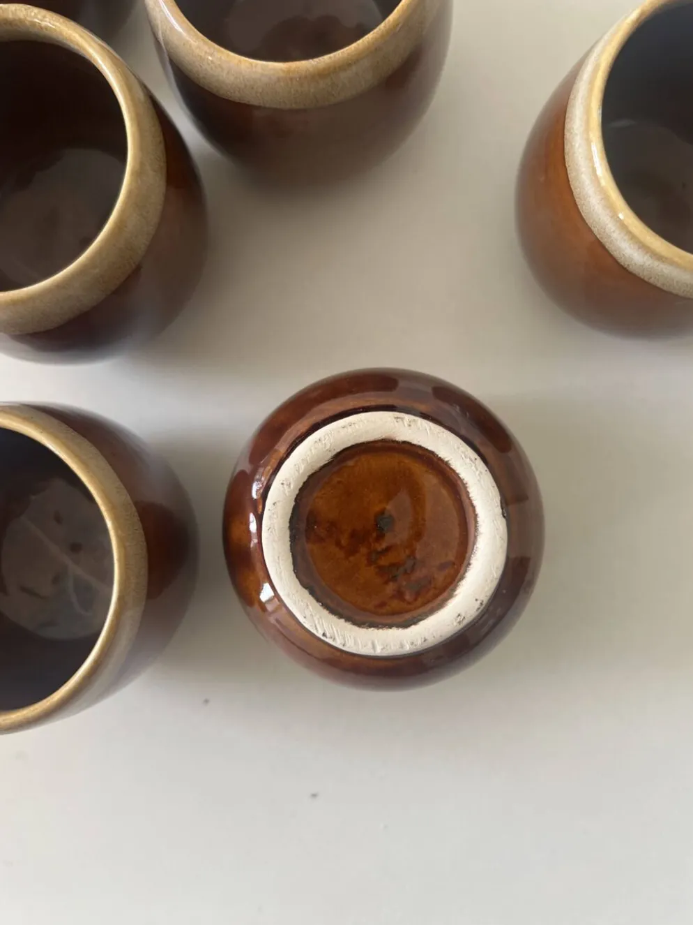 Service de 6 tasses a café en céramique artisanale émaillée brun ambré 1970