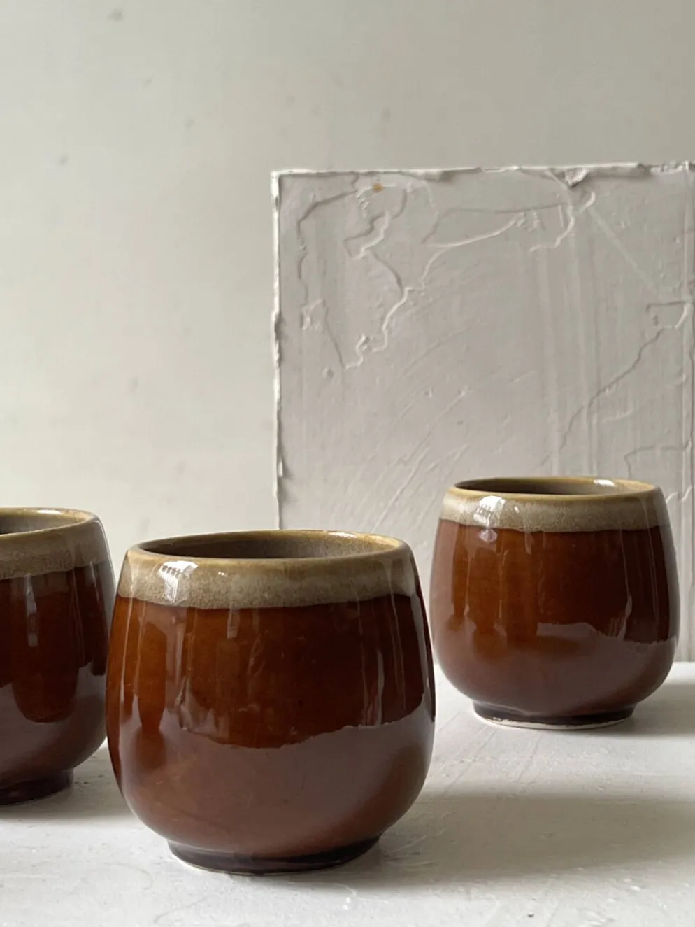 Service de 6 tasses a café en céramique artisanale émaillée brun ambré 1970