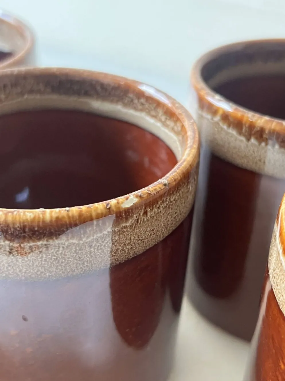 Service de 6 tasses a café en céramique artisanale émaillée brun ambré 1970