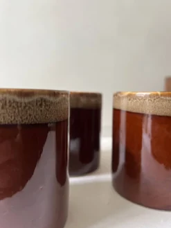 Service de 6 tasses a café en céramique artisanale émaillée brun ambré 1970