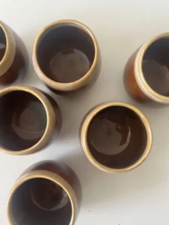 Service de 6 tasses a café en céramique artisanale émaillée brun ambré 1970