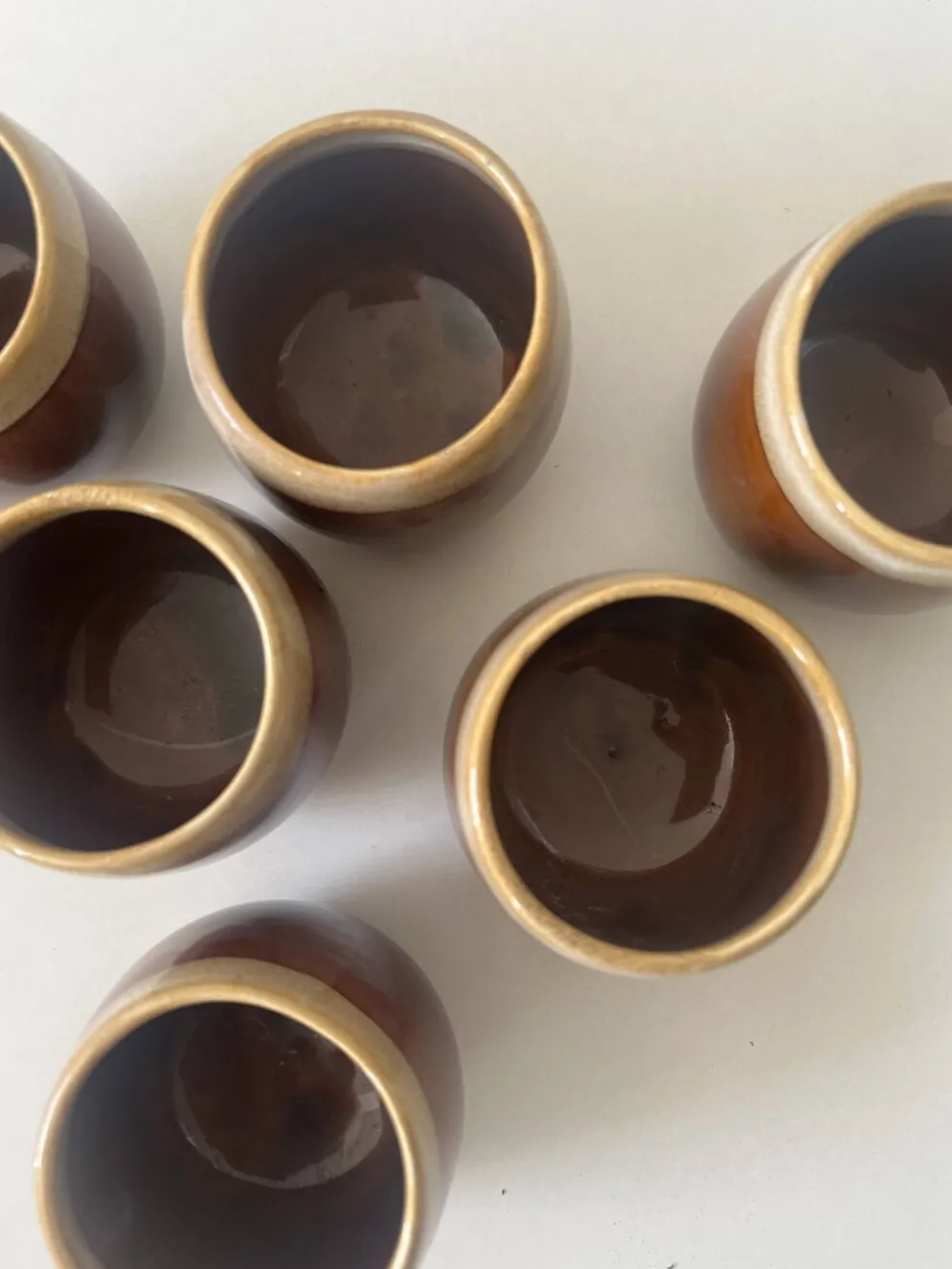Service de 6 tasses a café en céramique artisanale émaillée brun ambré 1970