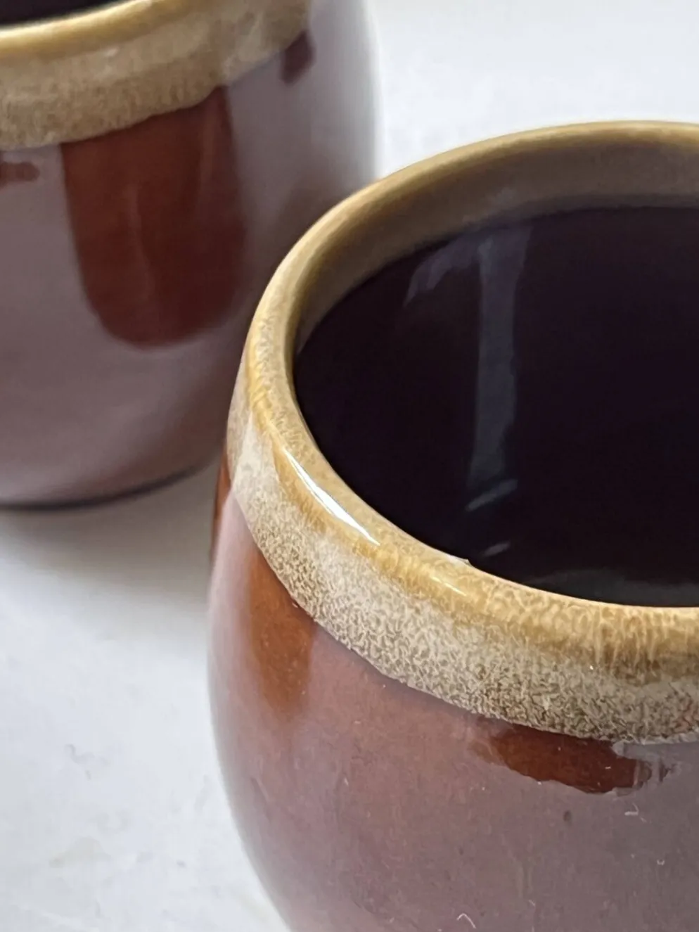 Service de 6 tasses a café en céramique artisanale émaillée brun ambré 1970