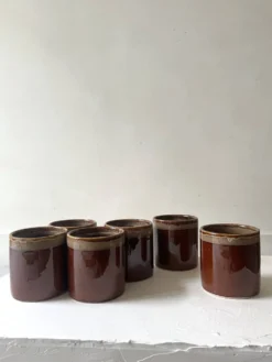 Service de 6 tasses a café en céramique artisanale émaillée brun ambré 1970