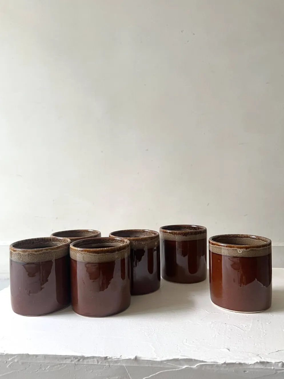 Service de 6 tasses a café en céramique artisanale émaillée brun ambré 1970