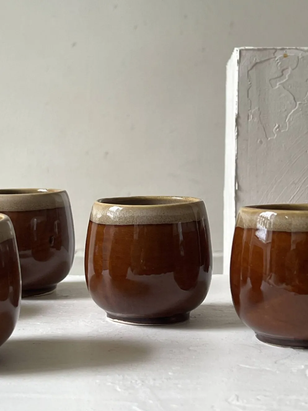 Service de 6 tasses a café en céramique artisanale émaillée brun ambré 1970