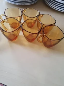 Service de 6 tasses et soucoupes en verre ambré