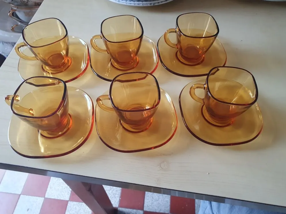 Service de 6 tasses et soucoupes en verre ambré