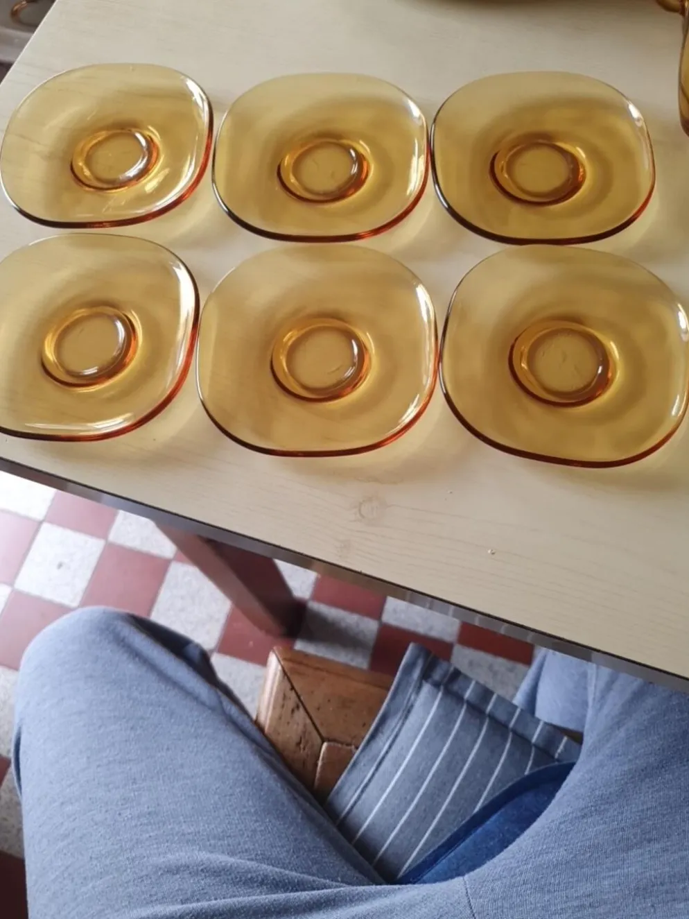 Service de 6 tasses et soucoupes en verre ambré